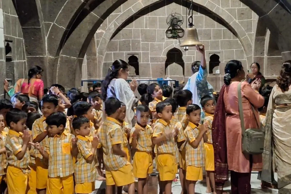 बिनभिंतीची शाळा ओंकारेश्वर मंदिर