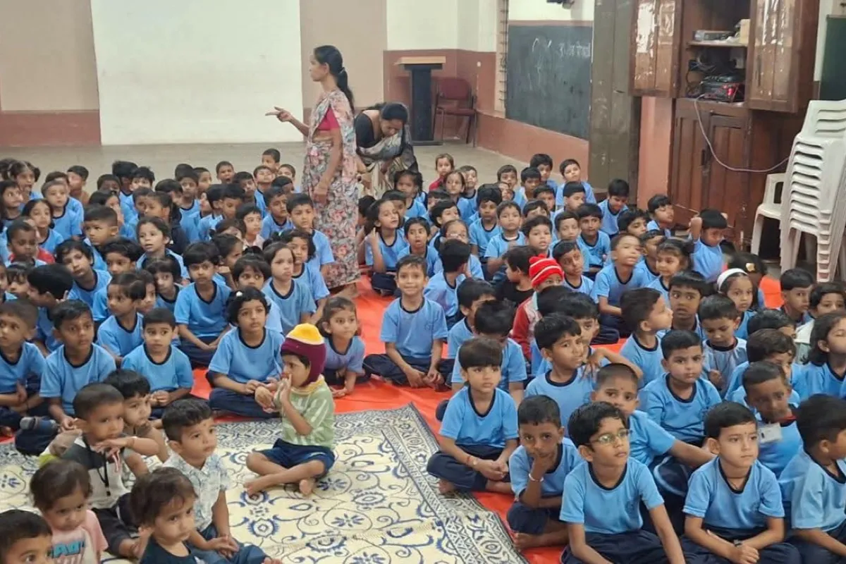 बिनभिंतीची शाळा - गणपतीची मूर्ती बनवणे